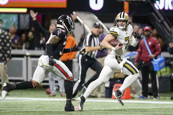 New Orleans Saints Taysom Hill (7) scores a touchdown past Atlanta Falcons safety Ricardo Allen (37). Mandatory Credit: Brett Davis-USA TODAY